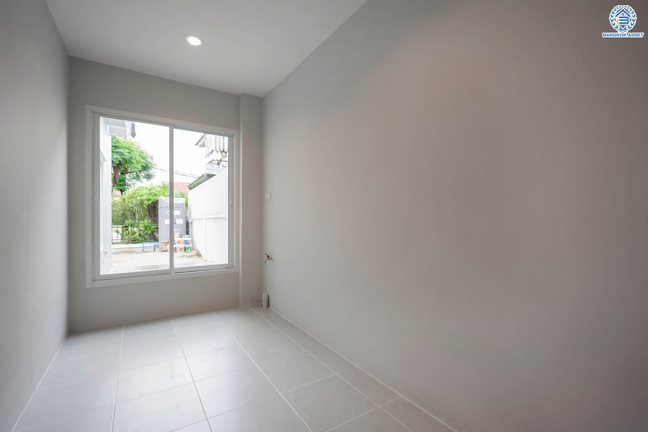 บ้านมือสองตกแต่งใหม่ ม.เพอร์เฟคเพลส1 ราชพฤกษ์ คุณภาพแบรนด์ Property Perfect เนื้อที่ 57.7 ตร.ว. บ้านเดี่ยวหลังใหญ่ ตอบโจทย์ทุกการอยู่อาศัย ฟังก์ชัน 3 ห้องนอน 3 ห้องน้ำ จอดรถได้ 2 คัน บนทำเลติดถนนราชพฤกษ์ ใกล้วงเวียนพระราม5 และรถไฟฟ้า "สถานีบางรักน้อยท่าอิฐ"